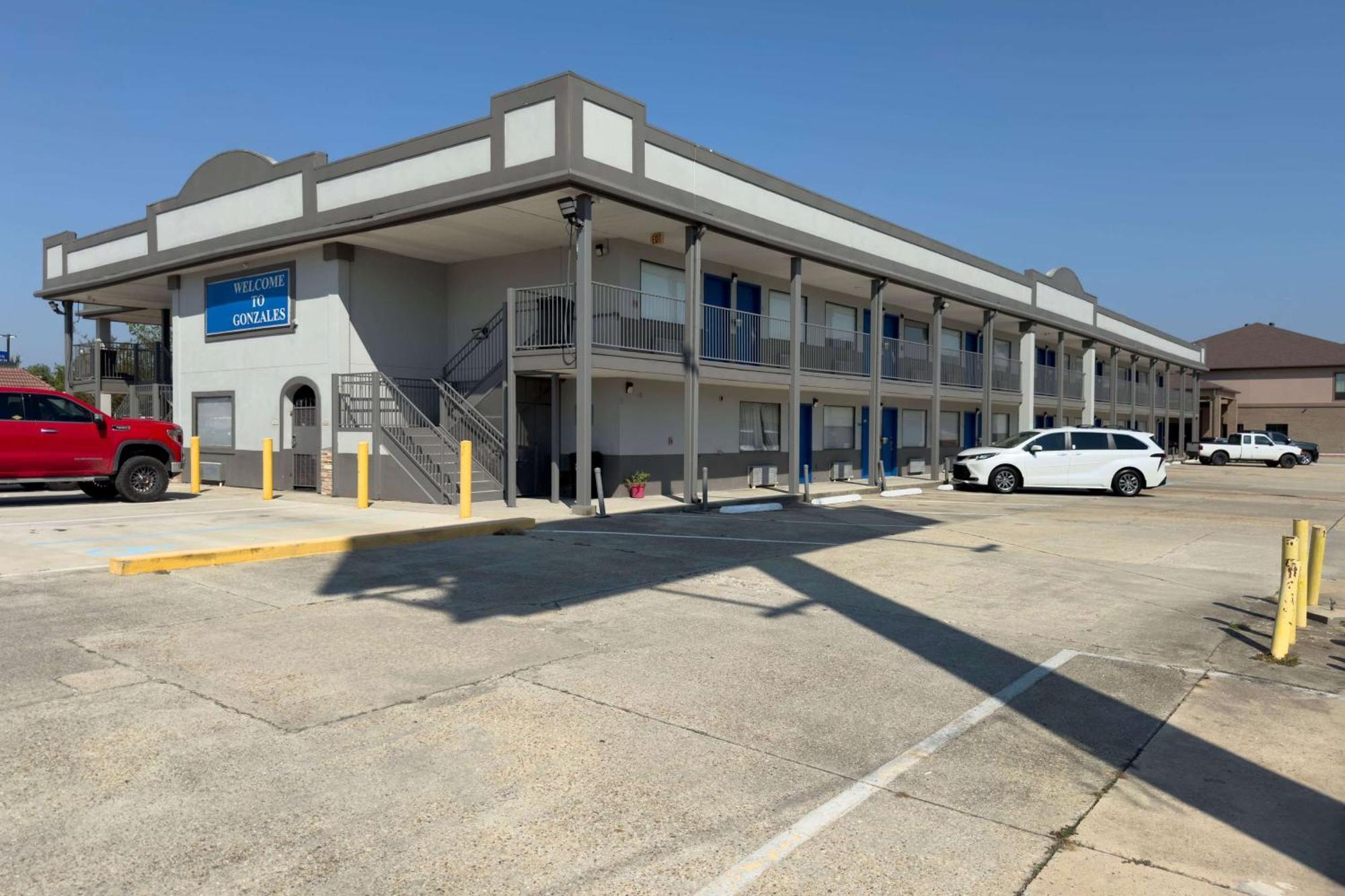 Days Inn By Wyndham กอนซาเลส ภายนอก รูปภาพ